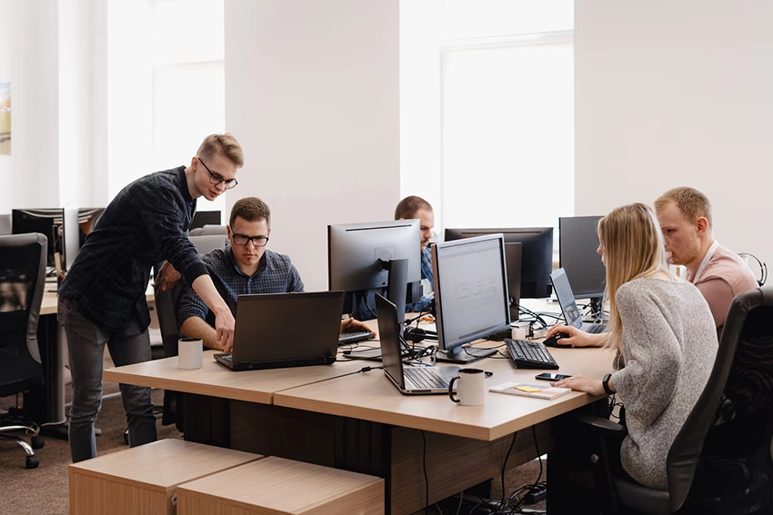 What Makes Refurbished Desktops Ideal for Office Environments?